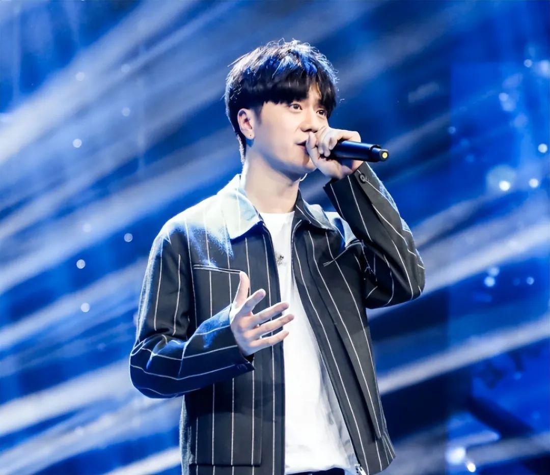 少年团》的一员,演唱的歌曲《什么是快乐星球》2021年全网播放破百亿