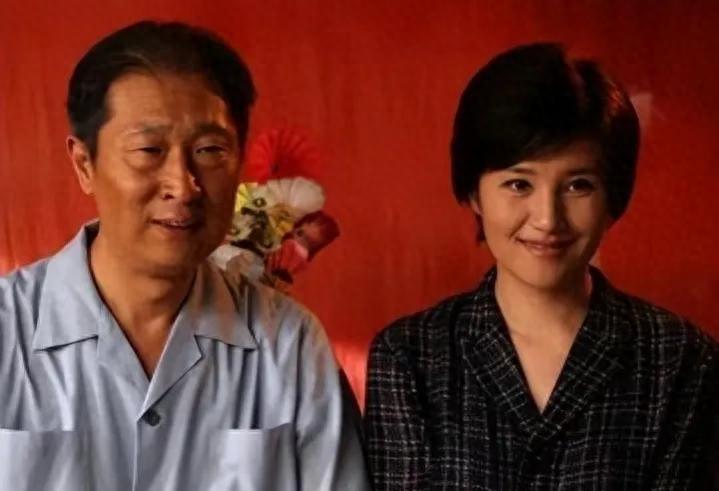 当话剧演员的林永健,与自己的好朋友,话剧团公认的"军花"周冬齐闪婚了