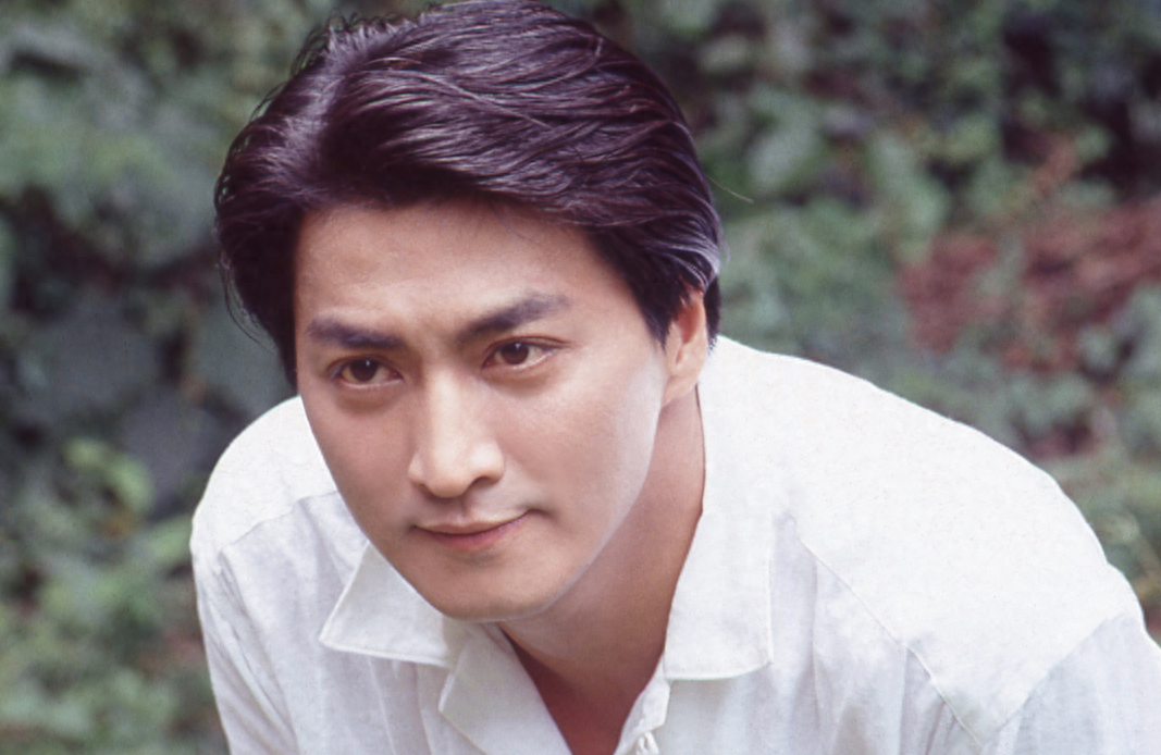 回顾64岁的何家劲:一生只为等待患病的初恋女友,痴情32年至今未婚