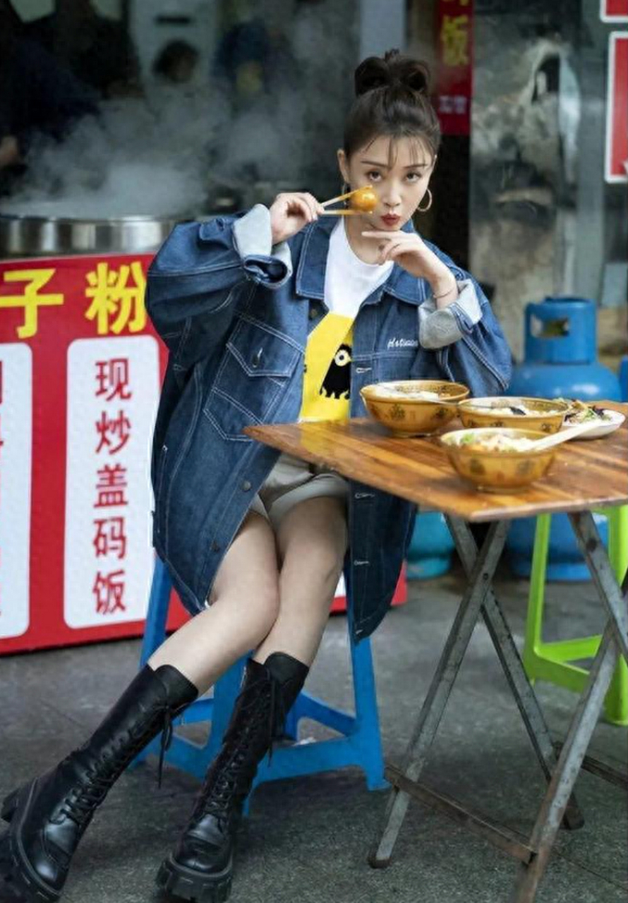 42岁殷桃街拍,牛仔夹克搭短裤时尚爆棚!