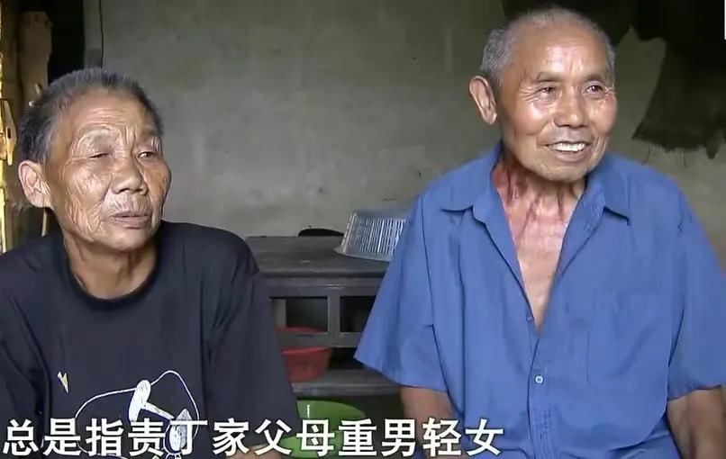 原来,童丽在月子期间,正是需要人照顾的时候,可丈夫及公婆,却对她不闻