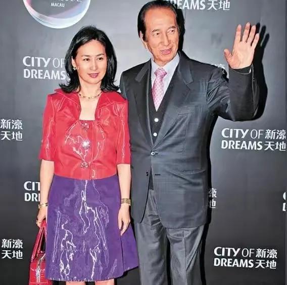 回顾何鸿燊一生17个子女与李连杰老婆传绯闻何超琼是他骄傲