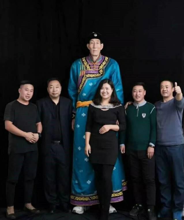 回顾高236米的鲍喜顺57岁时不听医生忠告执意生子如今儿子多高