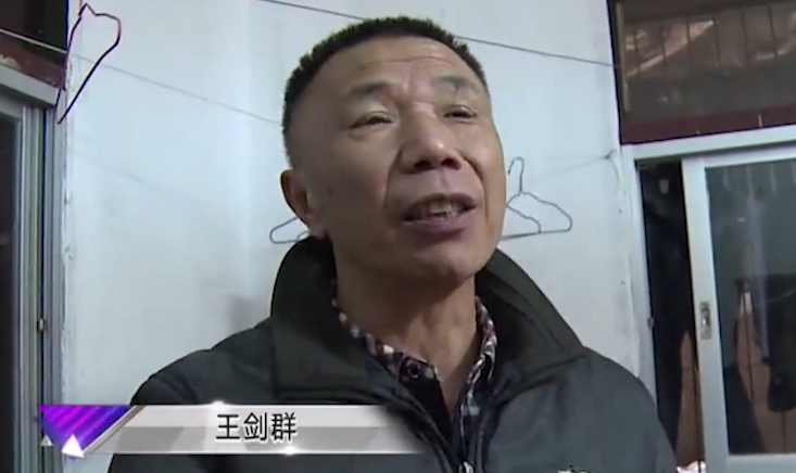 2015年广东男子瘫痪多年妻子找男保姆帮忙照顾男子尊严没了