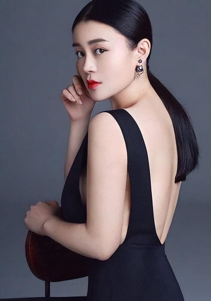 回顾关婷娜21岁跟随赵本山成名背后有艰辛40岁婚恋成难题