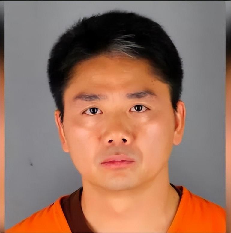 2018年8月,刘强东带着妻子与丈母娘一同,前往美国明尼苏达州办理业务