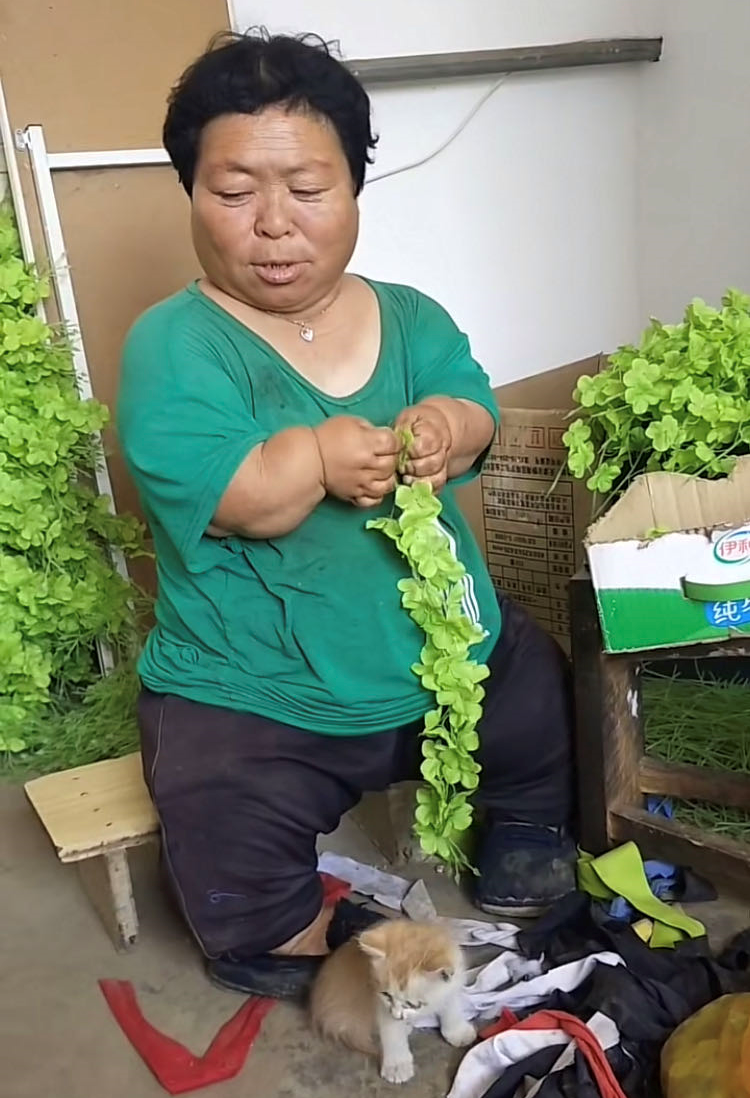 李会娟的母亲小花是个矮个子,只有1米高,她从小就患有侏儒症.