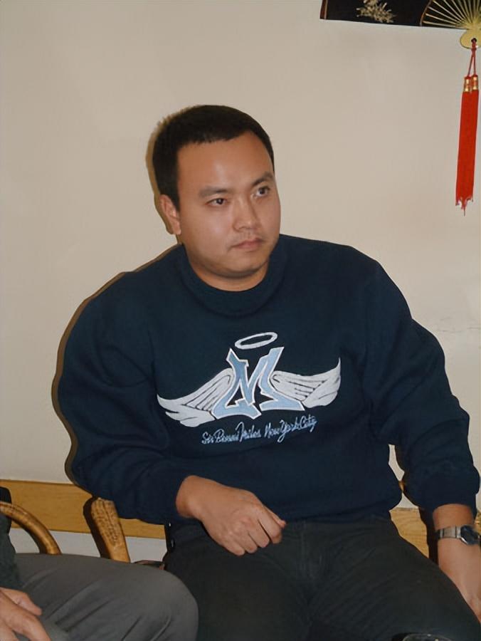 回顾央视主播沙桐:二婚娶小12岁女演员,55岁再离婚,前妻怎样了