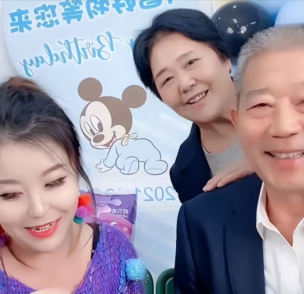 老两口在生了天赐后,还紧跟潮流创建了一个视频账号,分享着一家人的