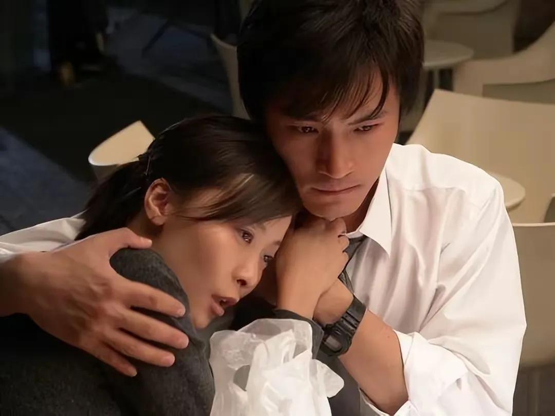 2007年,柯蓝的车坏了,耿乐给她修车时被狗仔拍到,此时他们两人的恋情