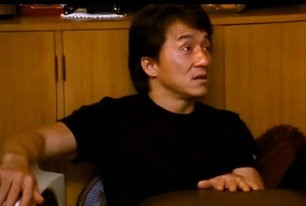 回顾成龙亲生女儿都不管不问他会帮助两个同父异母的哥哥吗