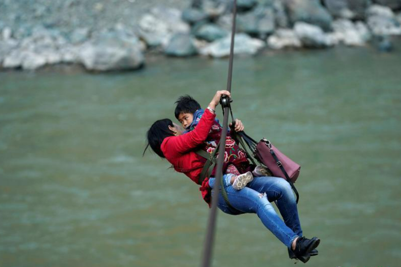 溜索女孩8岁溜索200米横渡怒江上学长大后做出意外选择