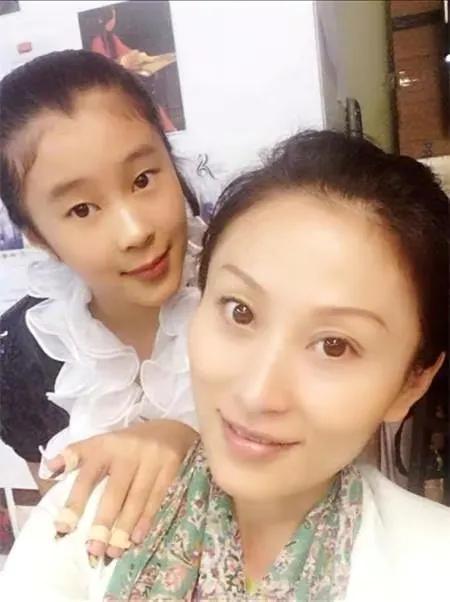 其实小时候杨海润也是在徐水跟着奶奶住过的,现在徐水别墅里还留着她