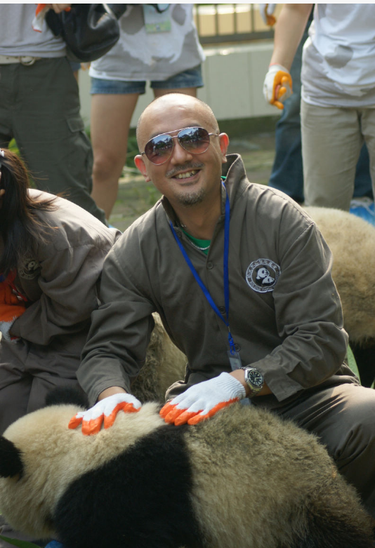 回顾姚橹出道30年不温不火娶大3岁的艾丽娅婚后生一女
