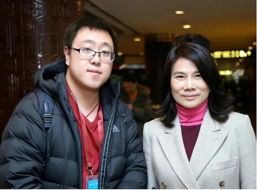 回顾董明珠中年丧夫被亲哥踢出族谱儿子40仍未婚