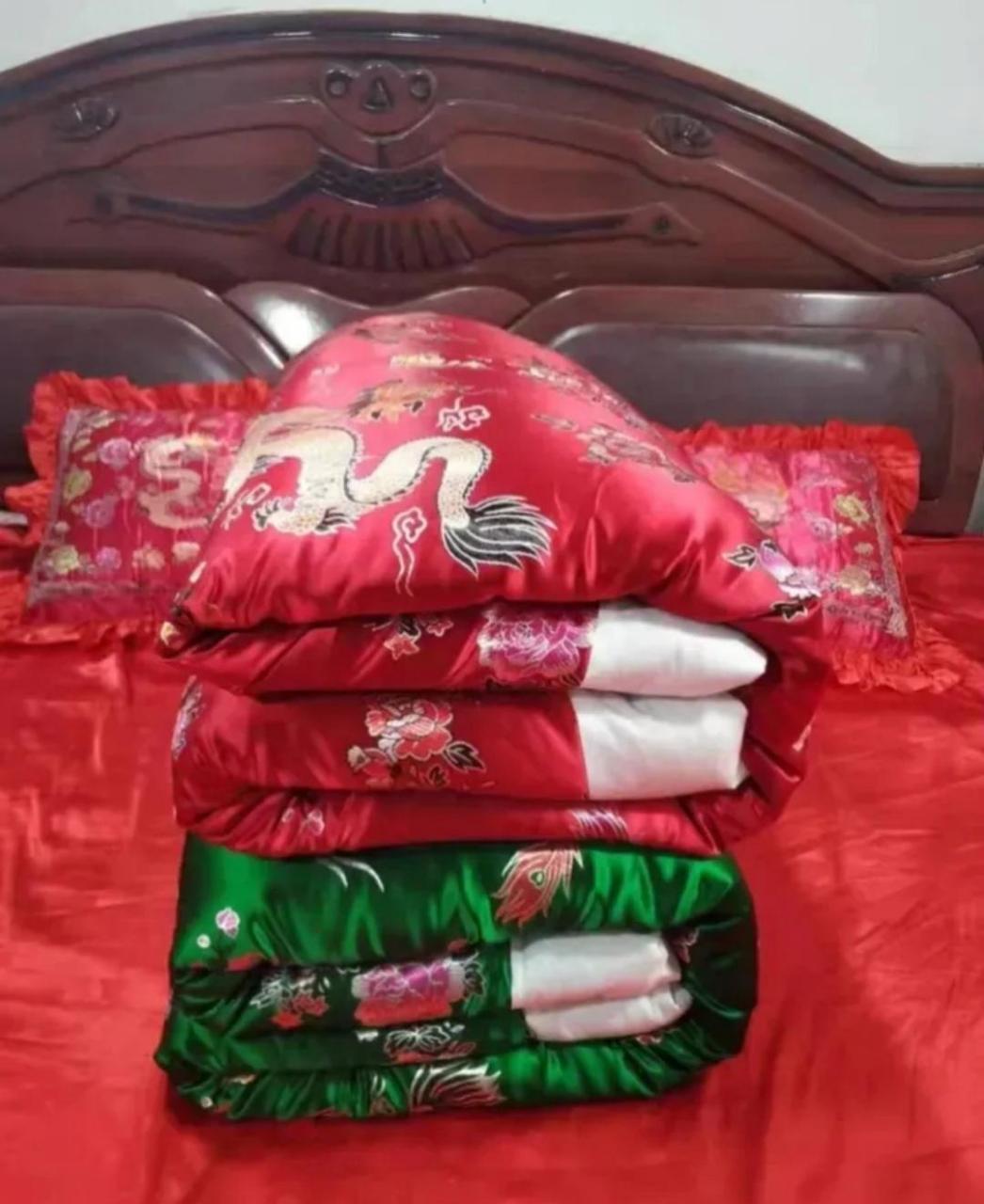 现在结婚谁家还用这样的被子.这就是我婆婆给我准备的.这也太俗气了