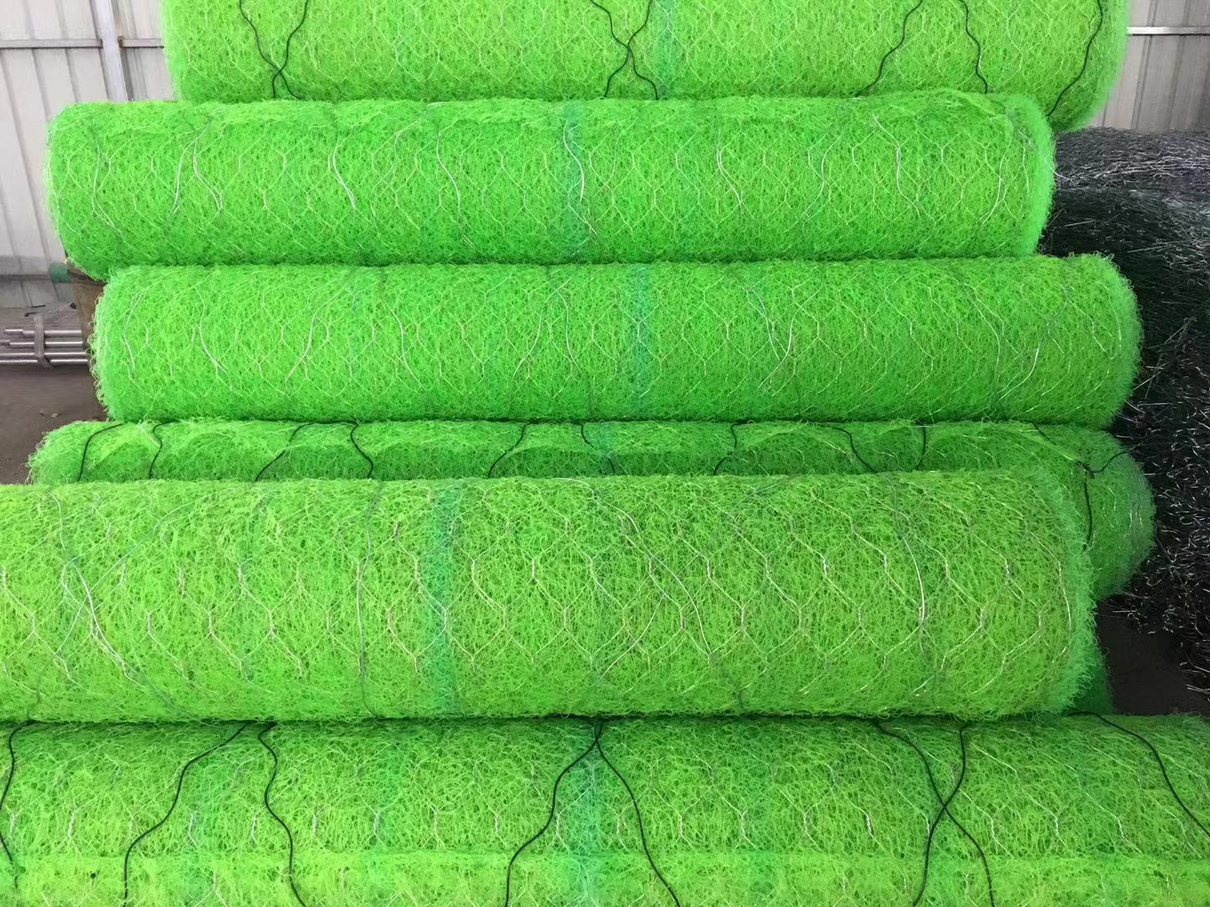 加筋麦克垫,简称加筋垫,是一种工程材料,用于增强土壤或岩石的稳定性