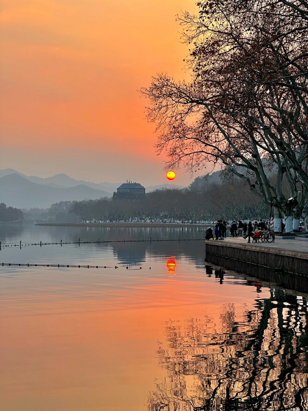 今天,我要为大家带来一组氛围感满满的日落壁纸,让夕阳的美丽陪伴你