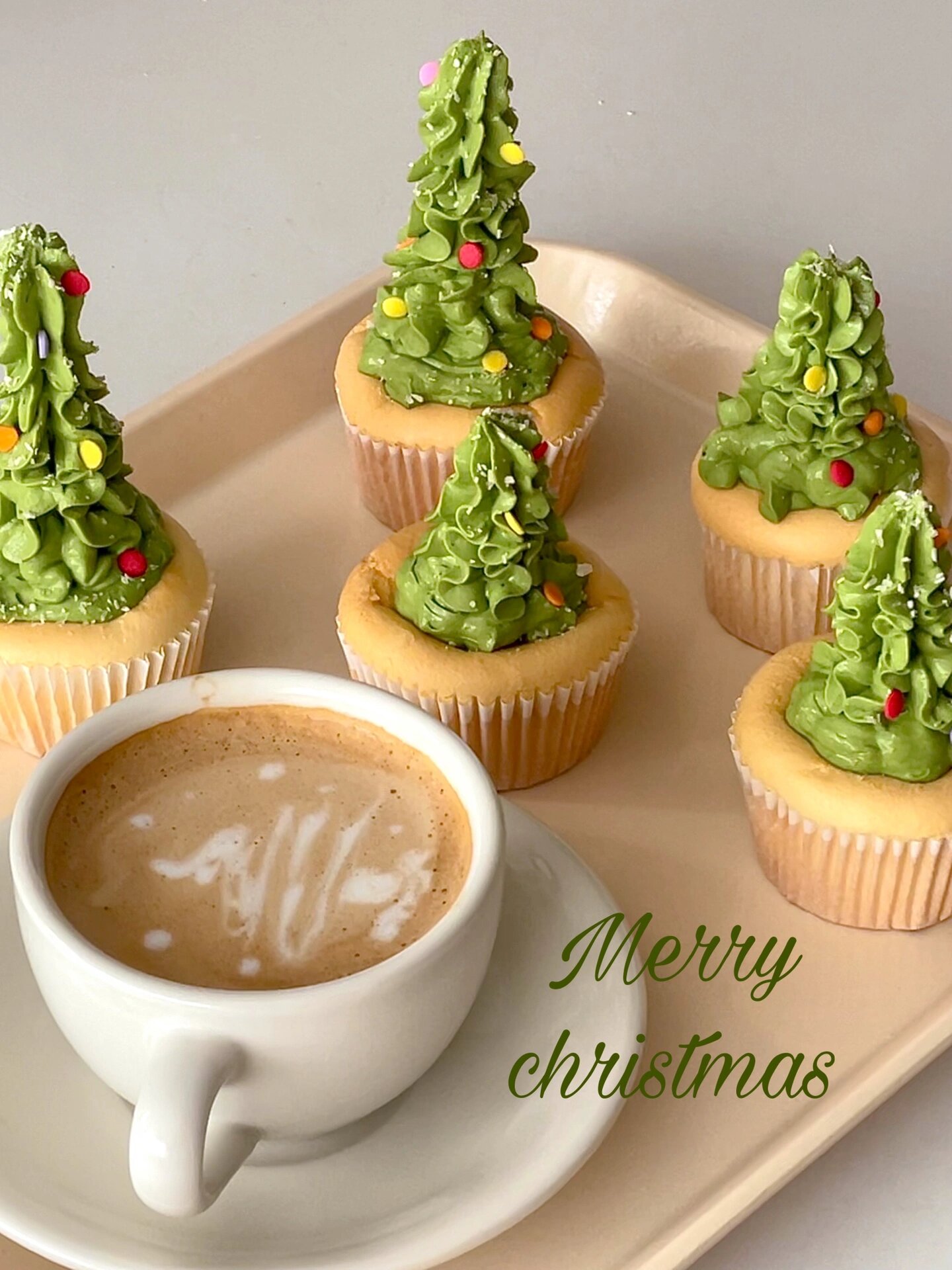 在家自制 纸杯蛋糕  材料:(6个) 纸杯蛋糕:玉米油22g,低筋面粉40g