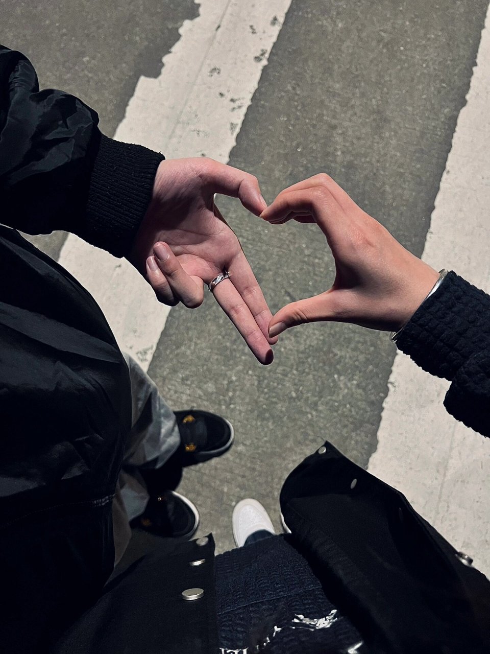 比心图片  比心是一种用手势表达爱意和友谊的温馨方式,它跨越语言的