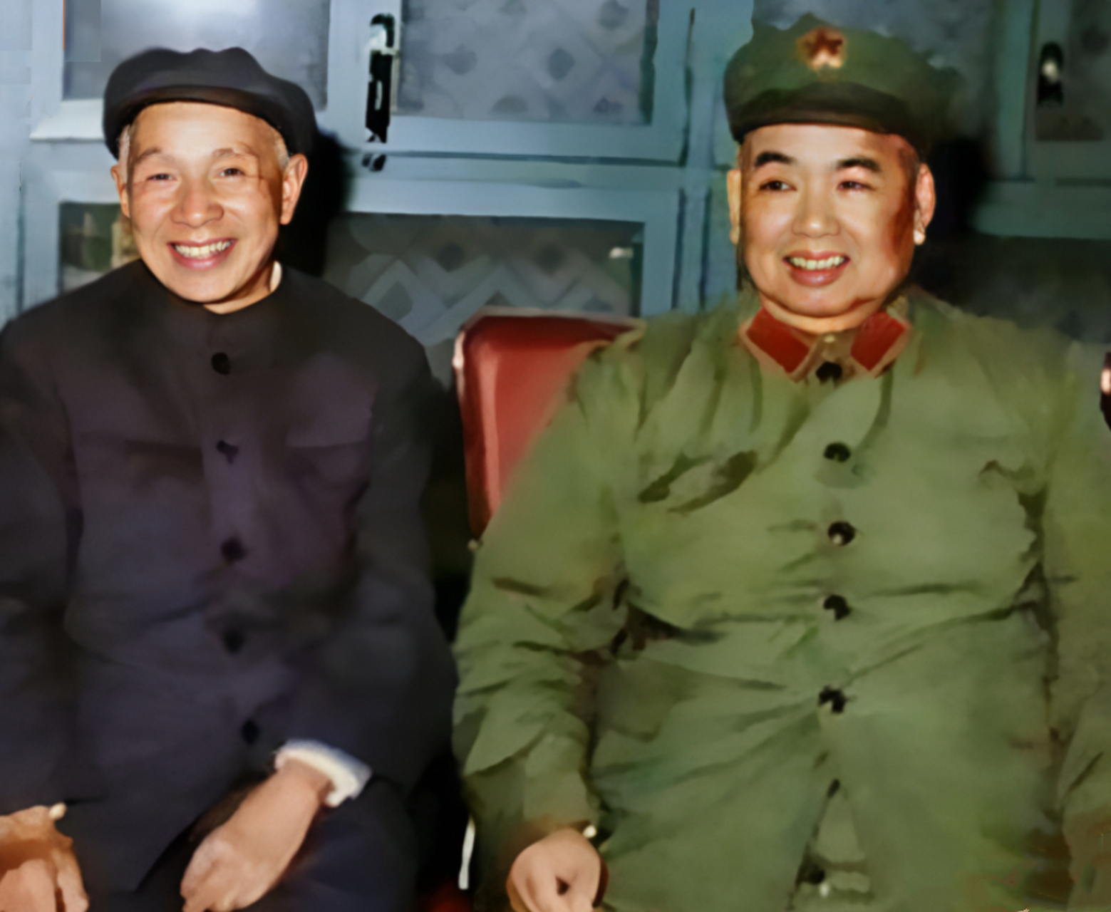 晚年,粟裕与许世友二人的一张珍贵合影,两位老将军十分含蓄!