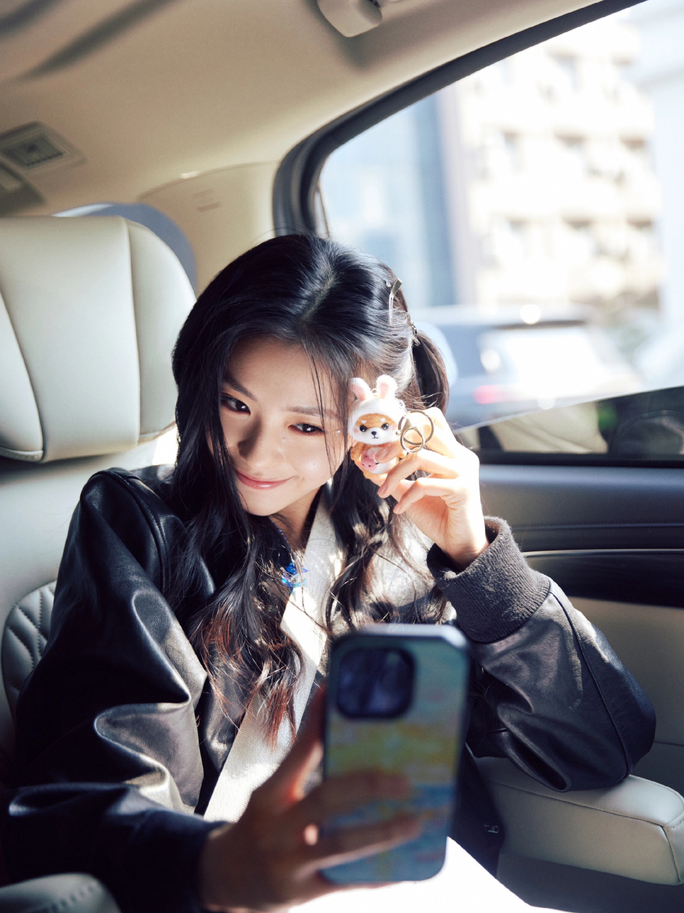 刘浩存 路演穿搭 存子的微笑好治愈呀 短款棒球服搭配甜系蝴蝶结 真的