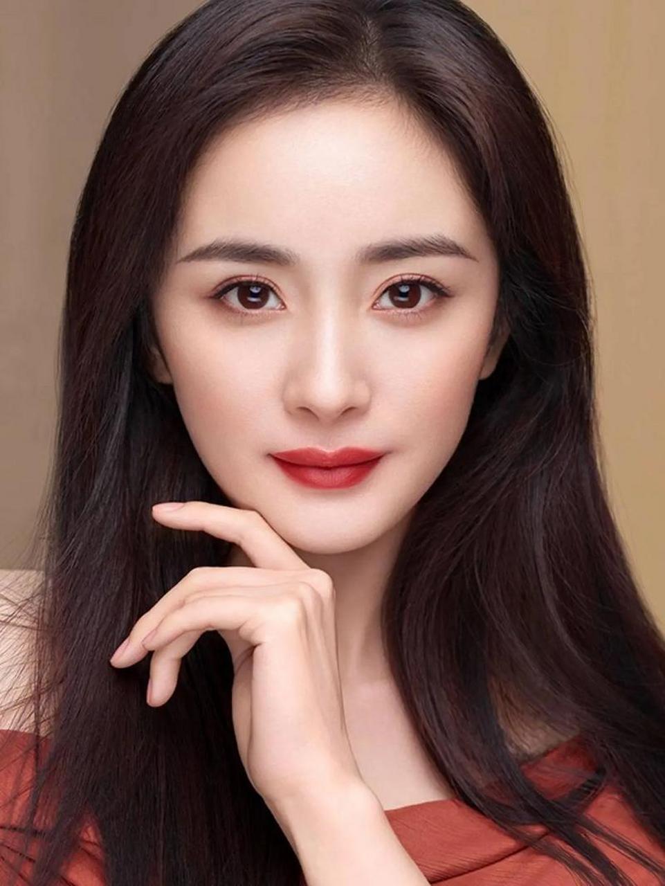 杨幂自我觉醒成长路,转型之路显毅力与决心  杨幂离开嘉行后,口碑逐渐