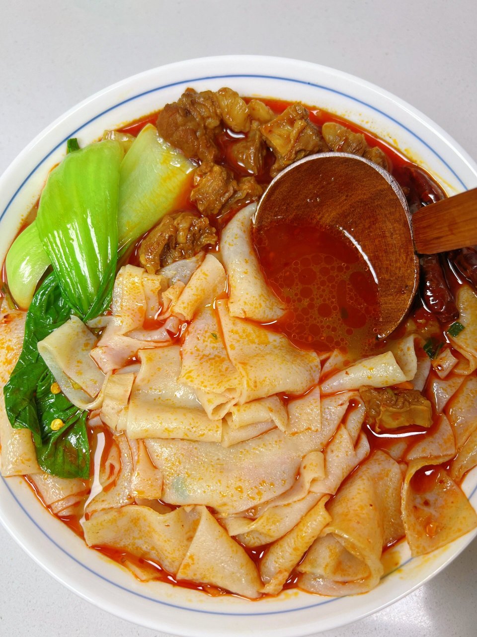 食材:今麦郎安徽板面,牛肉,葱姜,干辣椒,香叶,桂皮,冰糖,青菜  专法