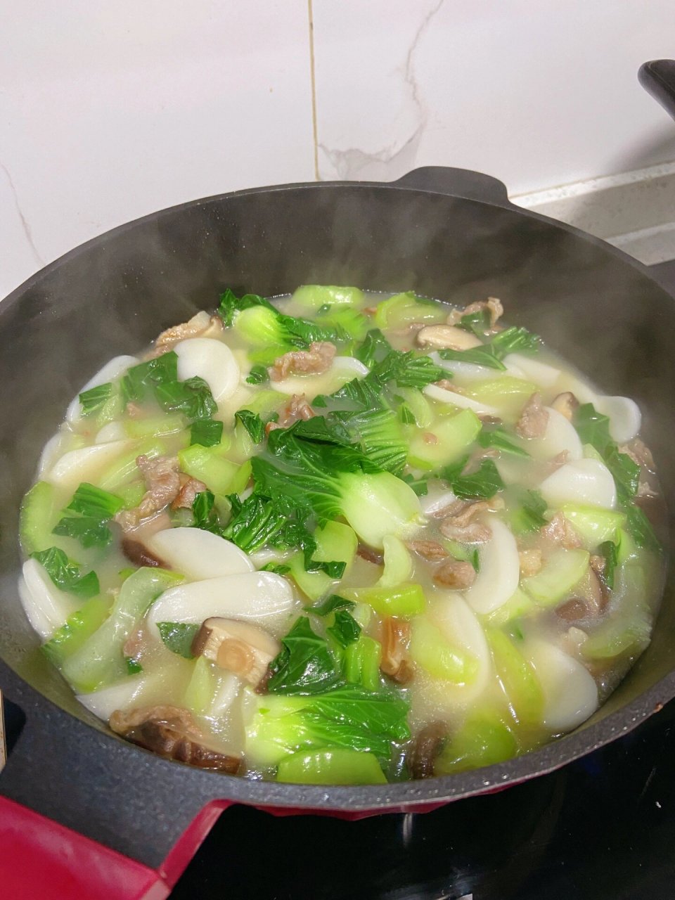 鲜掉眉毛的暖胃青菜年糕汤,有肉有菜有主食,一次能吃好几碗  食材简单