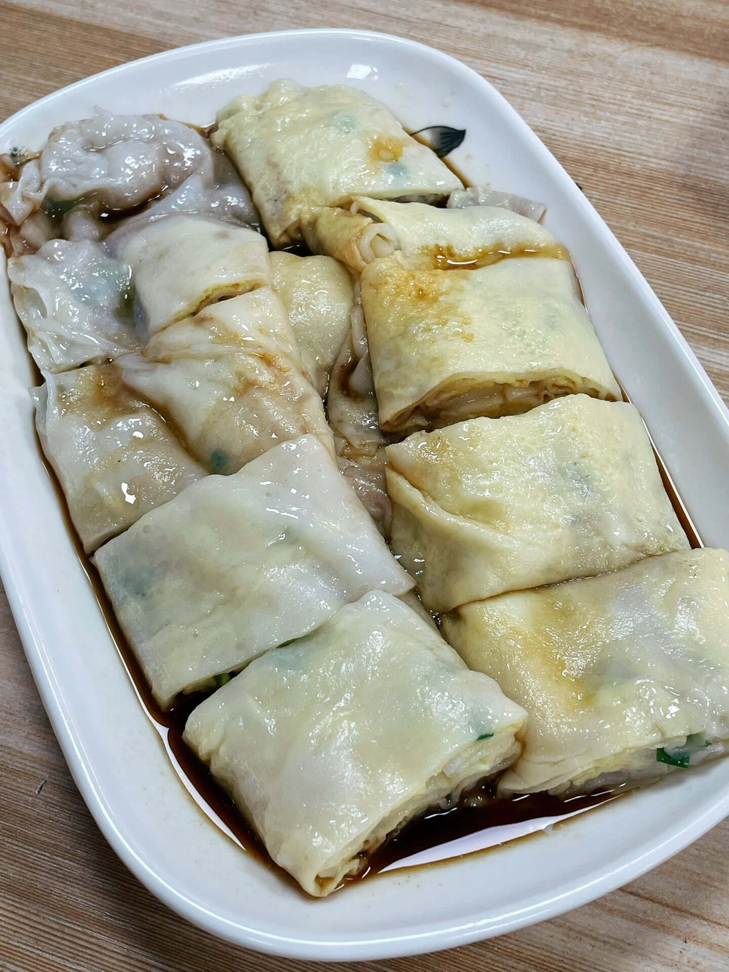 墙上挂着大菜单各种单品双拼三拼饭和粉面小吃任你选