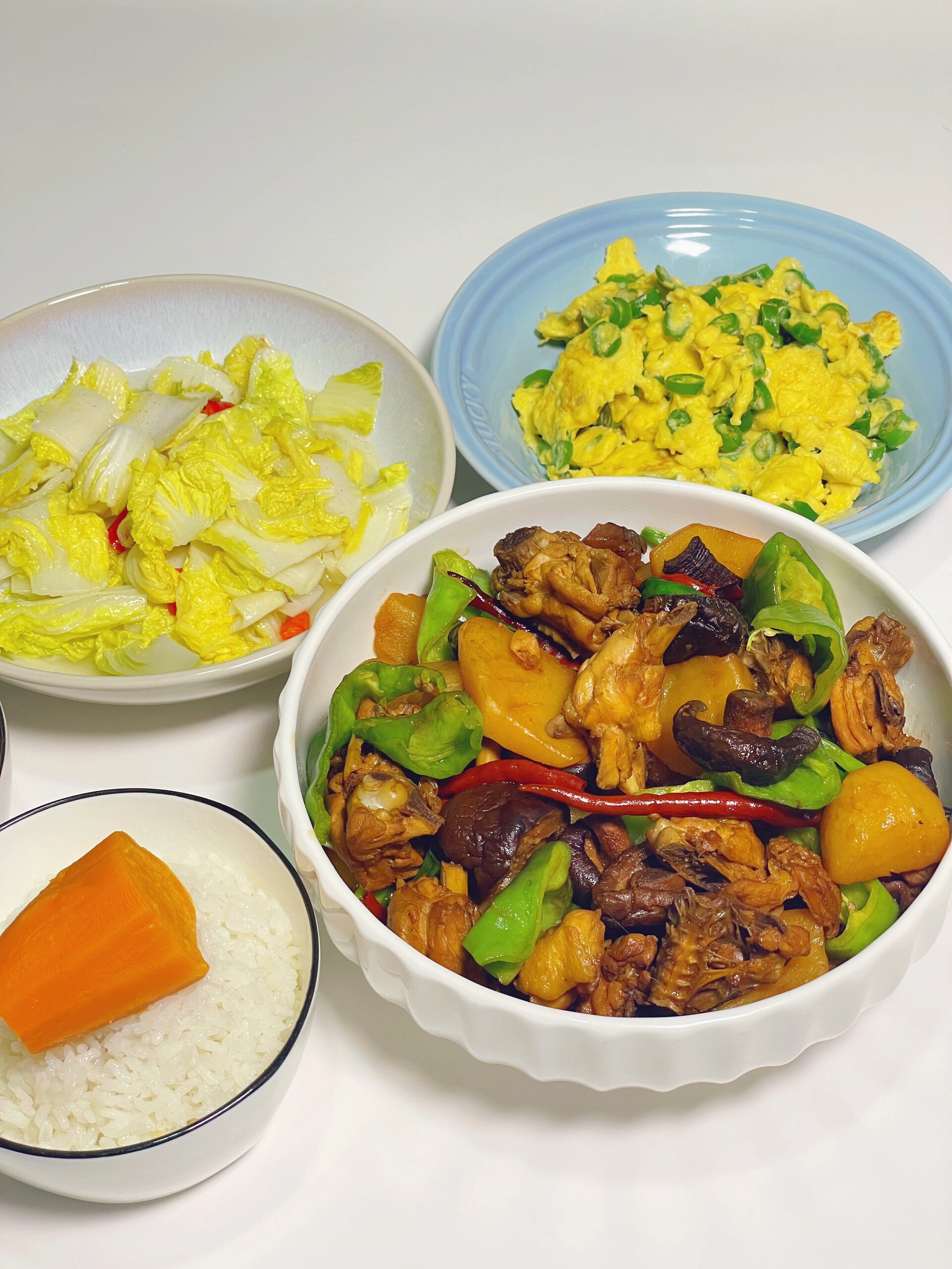 分享一下我的今日食谱  第一道菜是黄焖鸡,这道菜花费了 20 元.