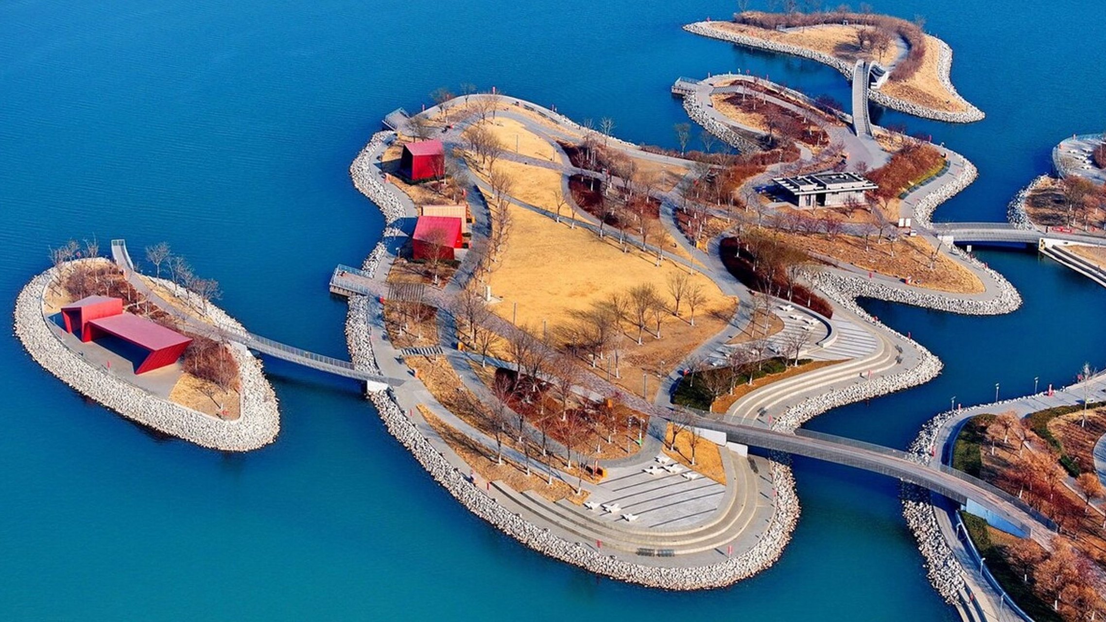 天津市的滨海新区,坐落着一座别致的南湾公园.