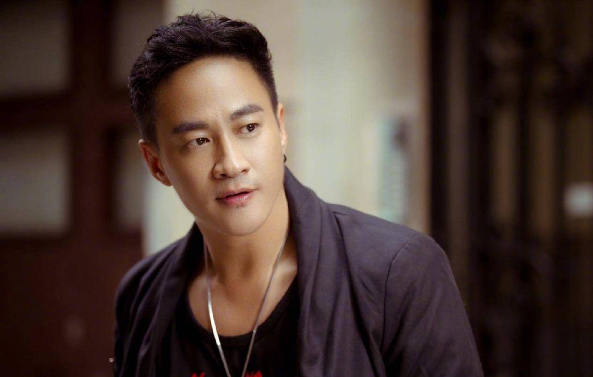 3月14日,何润东新剧《烈焰》近照曝光,已经48岁的何润东手臂上肌肉