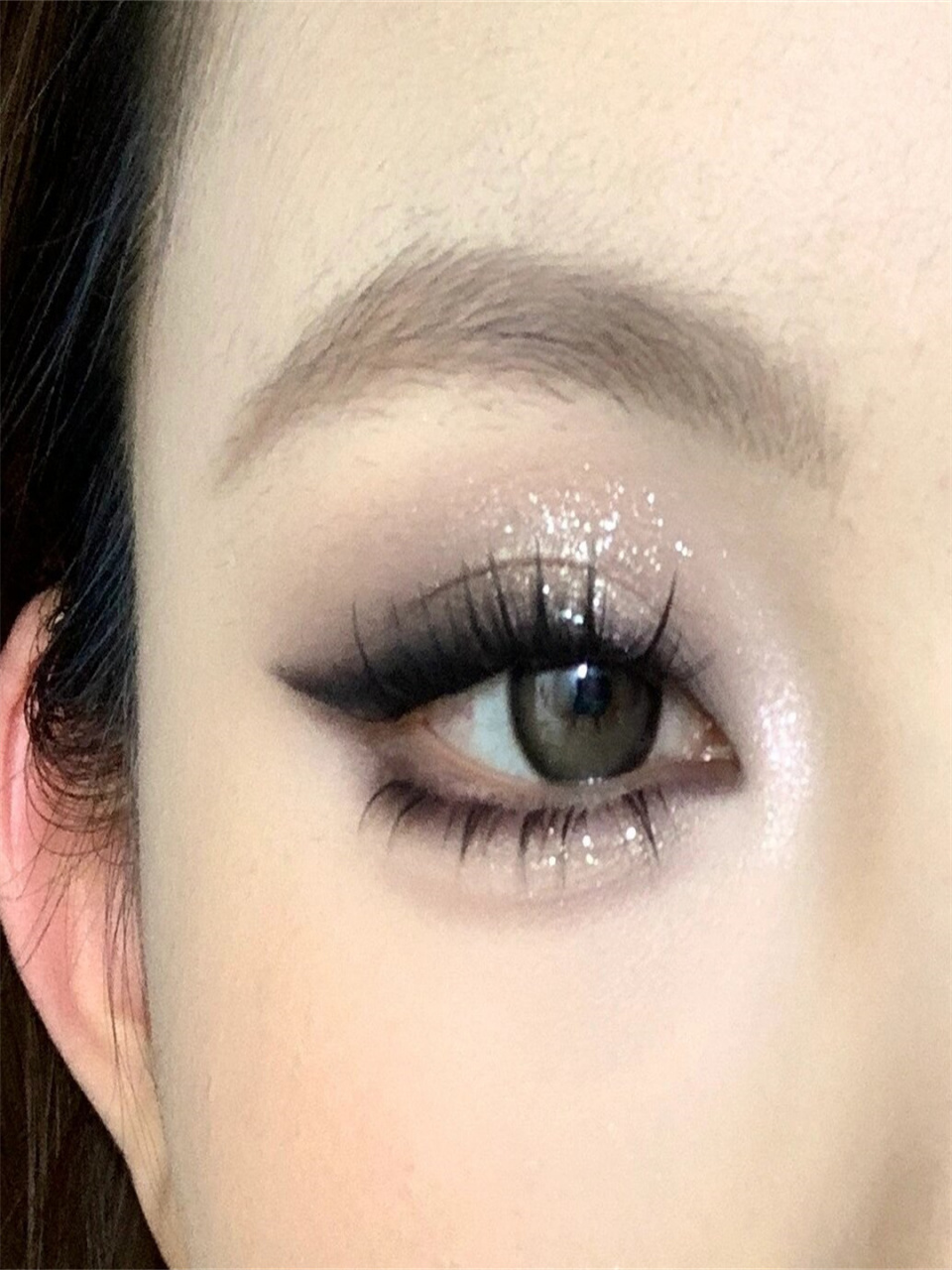 烟熏眼妆  每次化烟熏眼妆,我都仿佛进入了一个神秘的世界,感受着它