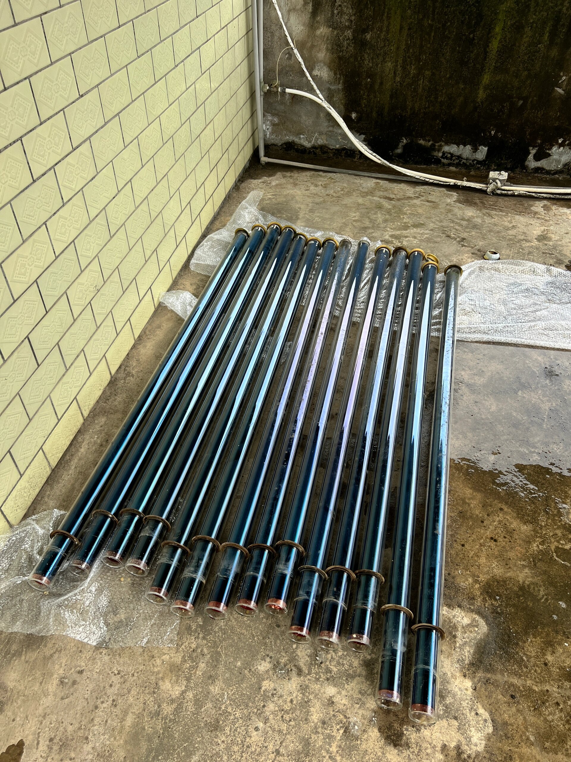 图片太阳能热水器管怎么按装旧太阳能管照片太阳能管安装与拆卸的方法