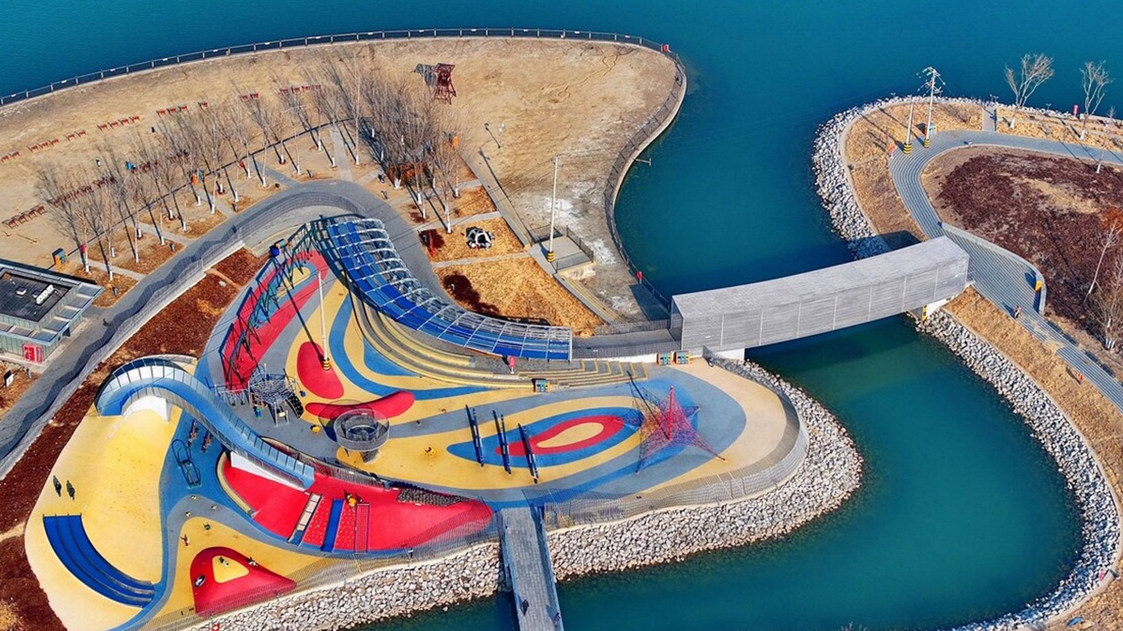 在南湾公园内,你会看到一个个造型独特的小岛,它们像是大海的精灵,与