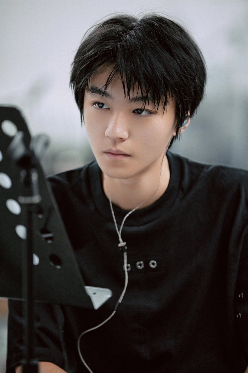 王俊凯练习室私服穿搭,好像回到了小时候  我看了王俊凯在 tfboys 十