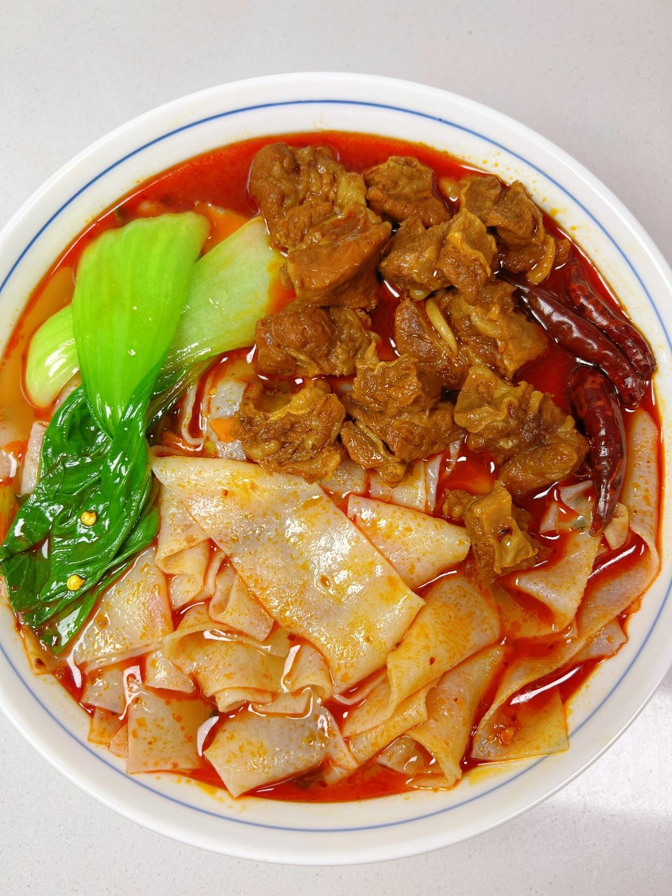 食材:今麦郎安徽板面,牛肉,葱姜,干辣椒,香叶,桂皮,冰糖,青菜  专法