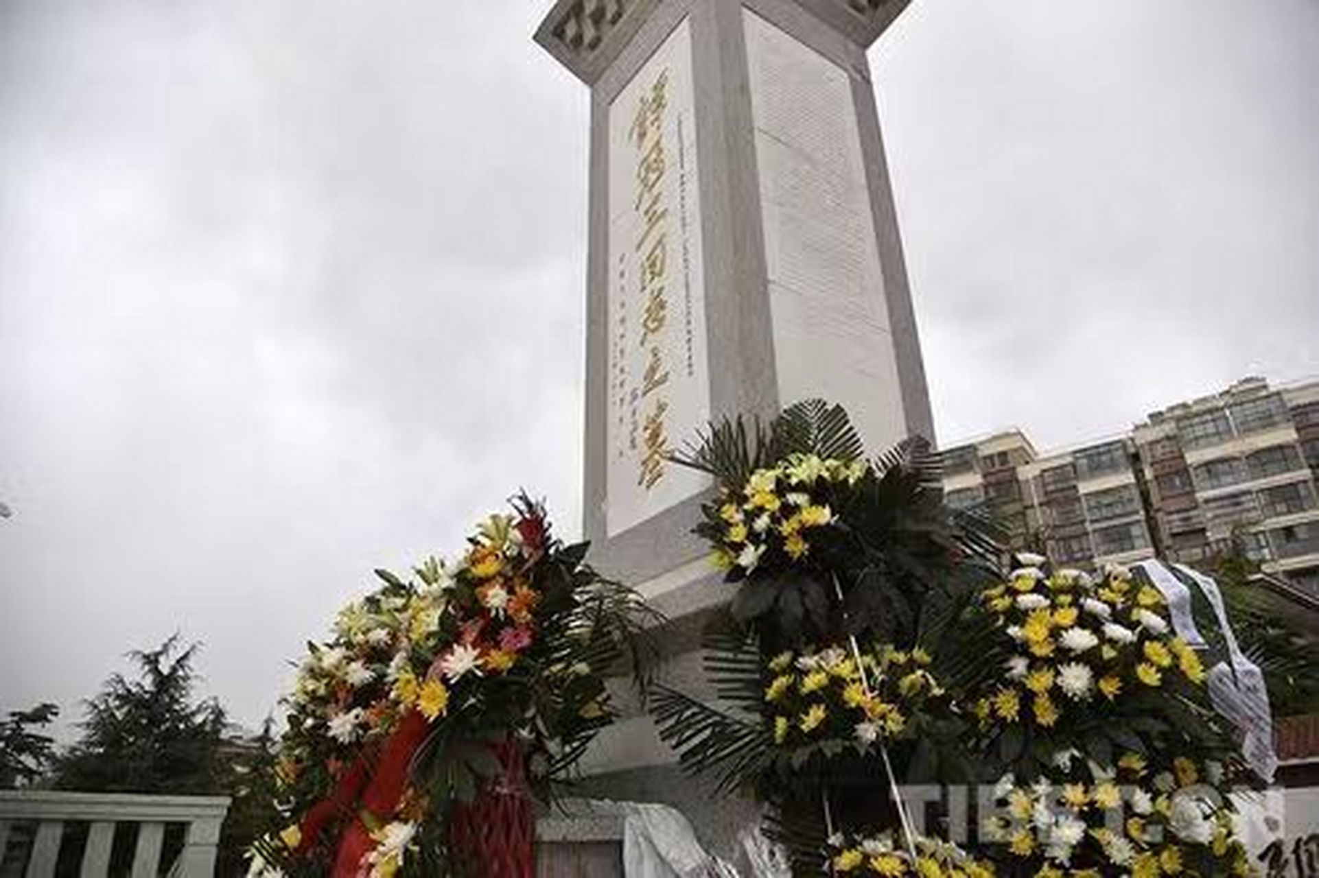 上世纪50年代,谭冠三正在与妻子吃晚饭.机要秘书小李过来送文件.