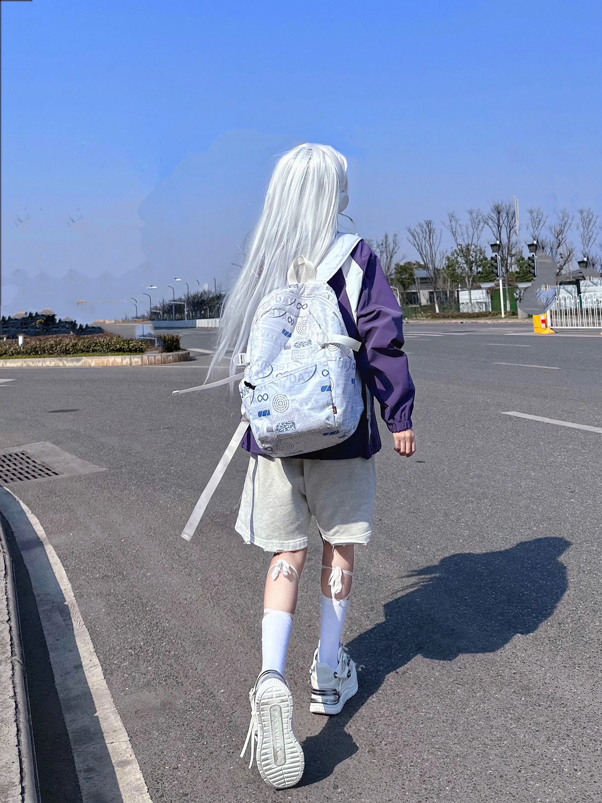 我戴上了一顶白毛假发瞬间感觉自己变得与众不