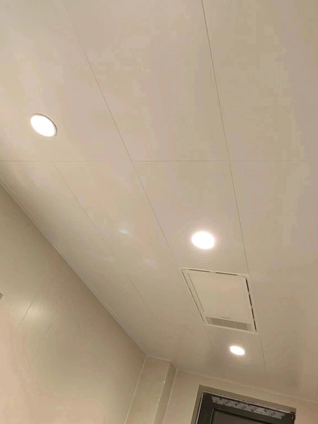这款集成吊顶采用纯白色调不仅显得干净