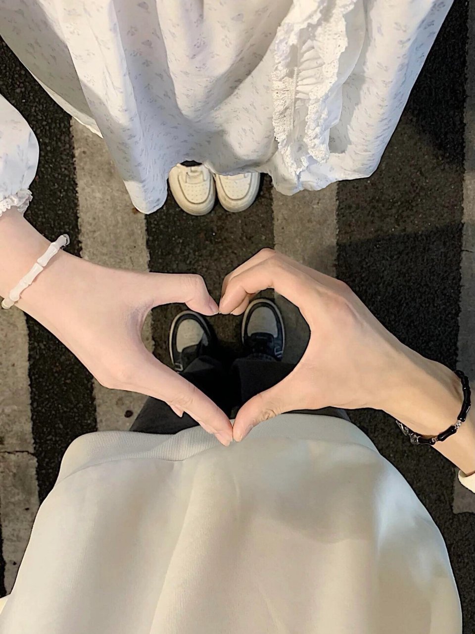 比心图片  比心是一种用手势表达爱意和友谊的温馨方式,它跨越语言的