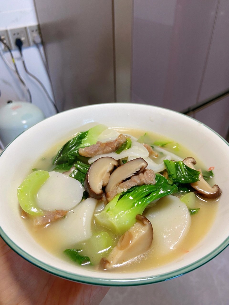 鲜掉眉毛的暖胃青菜年糕汤,有肉有菜有主食,一次能吃好几碗  食材简单