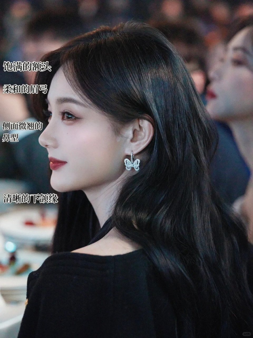 李一桐:侧颜杀,甜笑迷人心  你们有没有注意到李一桐的侧脸?