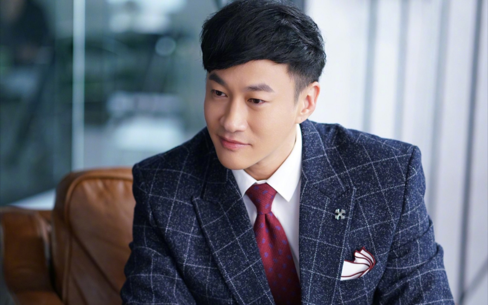 3月14日,何润东新剧《烈焰》近照曝光,已经48岁的何润东手臂上肌肉