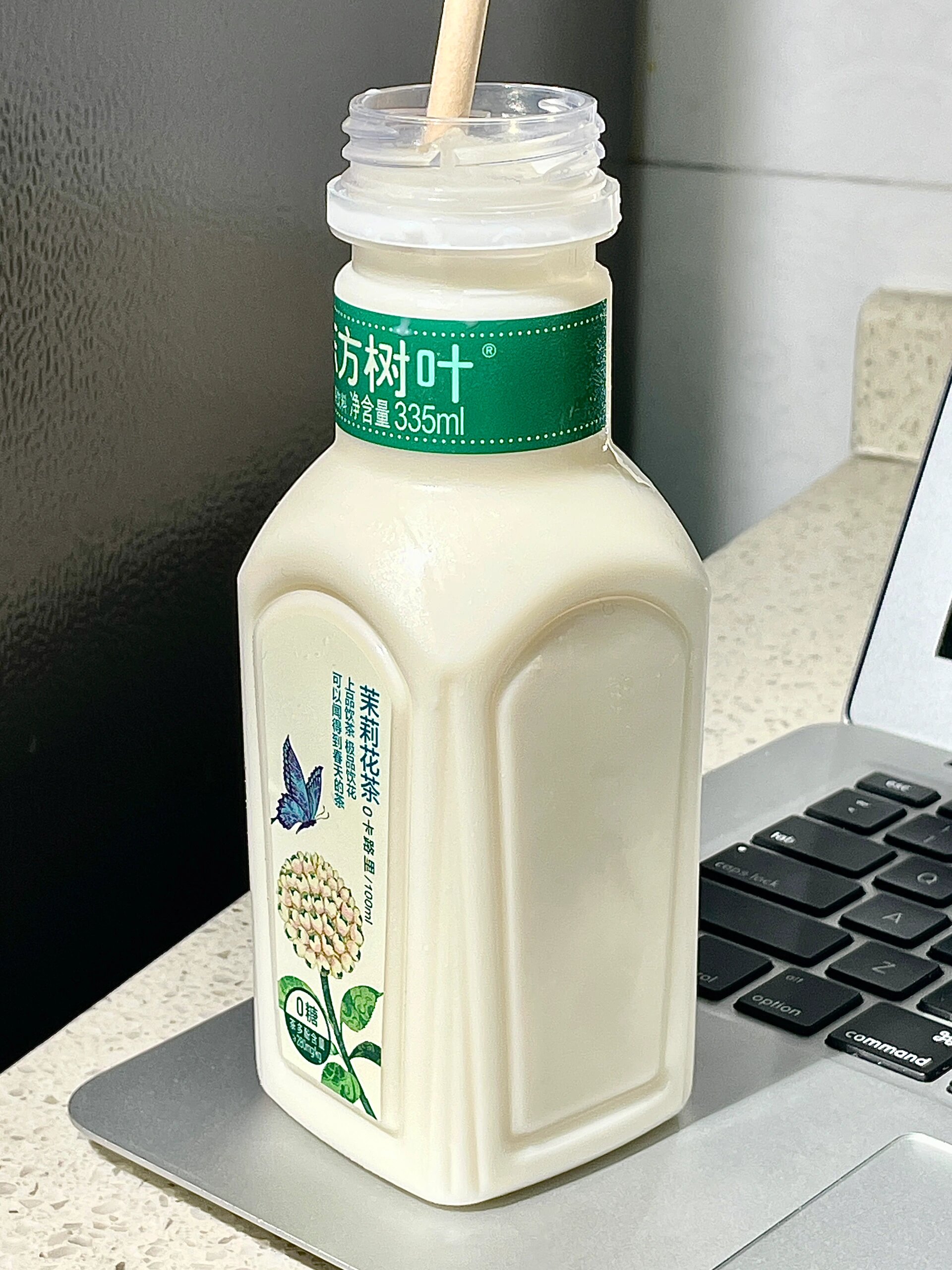 茉莉花茶,纯牛奶和旺仔牛奶的比例是 3:1:1,低糖版的哦!