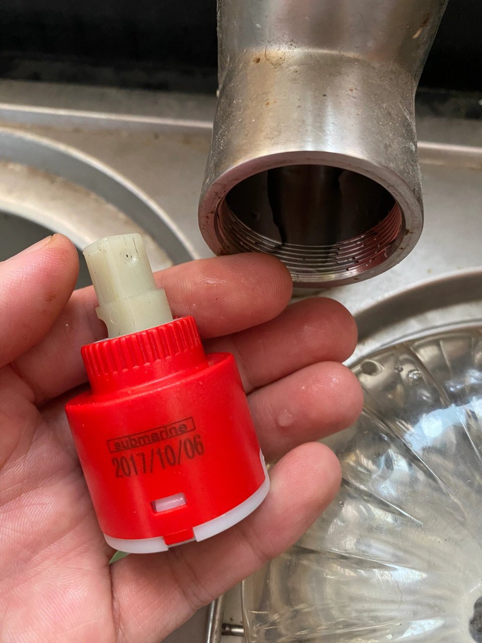 水龙头阀芯拆卸图解  家庭水龙头性价比维修,我自己动手也觉得挺简单