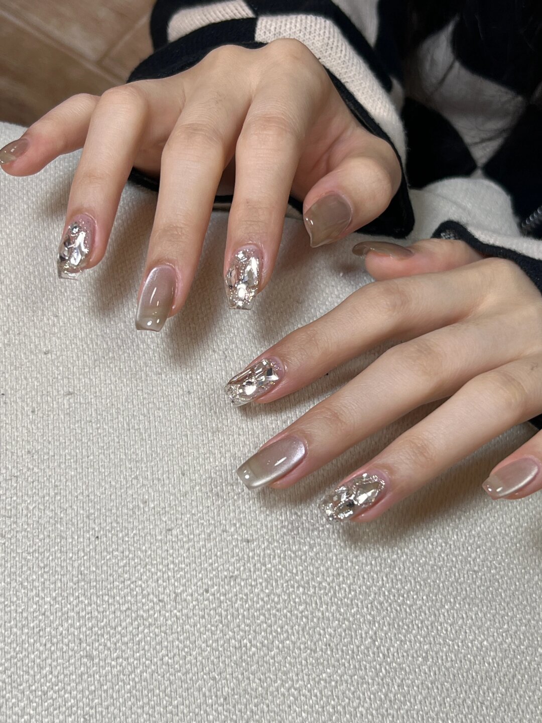 猫眼美甲简直太美了在不同光线下会呈现出变幻莫测的光泽