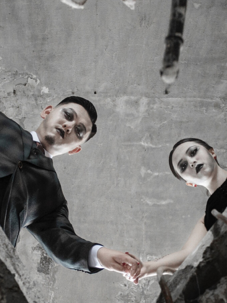 哥特风婚纱照  穿上那身独特的哥特风婚纱,我仿佛变成了古堡中的公主