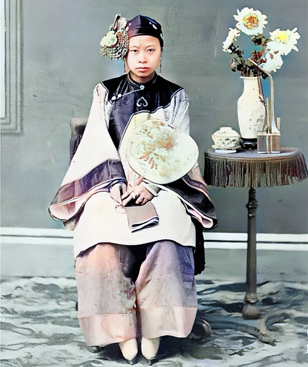 这位颜值很高的大户人家的年轻女子非常地爱美.